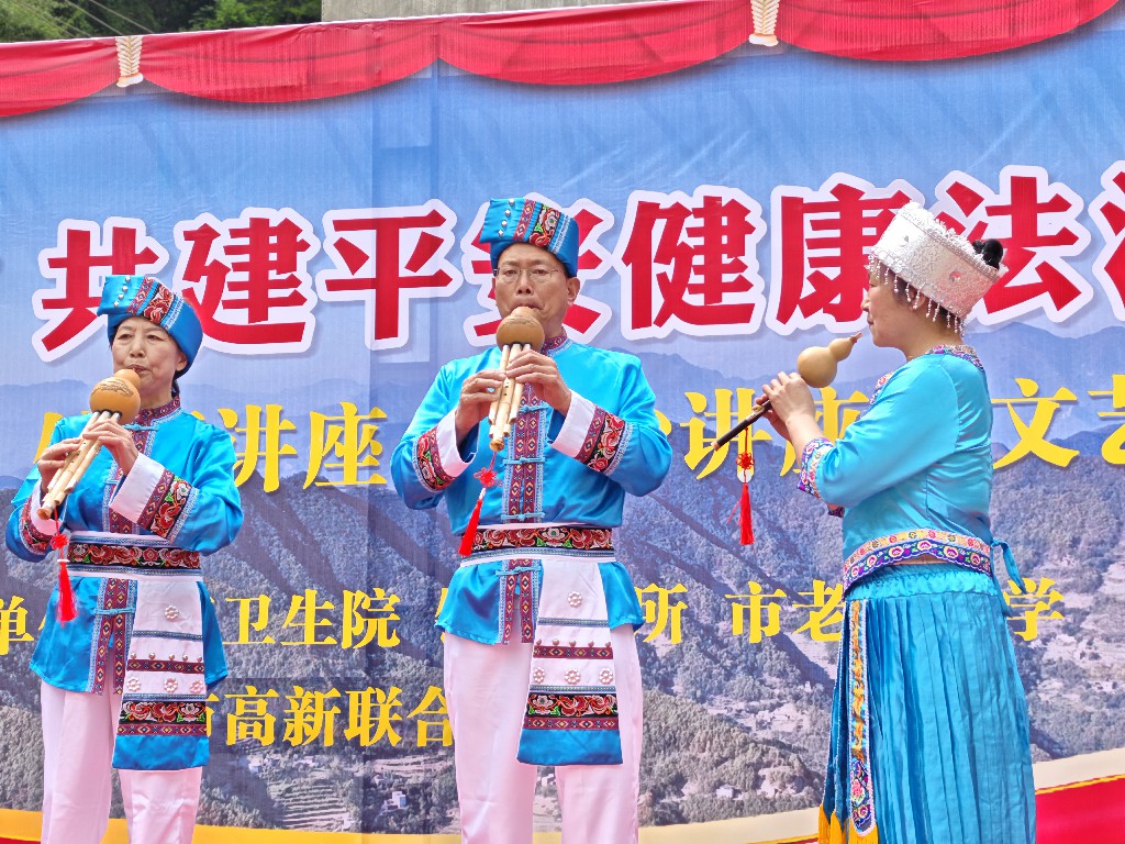 旬阳市老年大学举行“文化下乡暖民心”主题活动