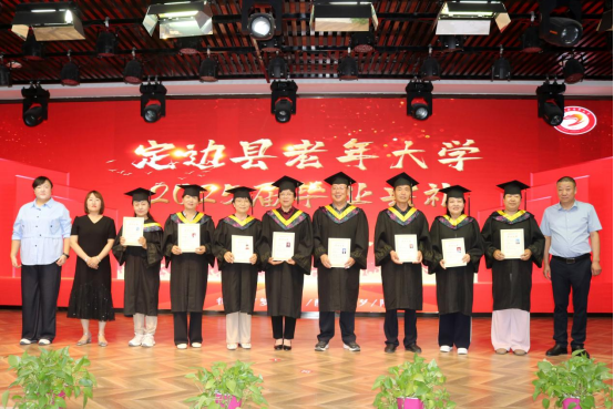 定边县老年大学 举行2025届毕业典礼暨毕业照拍摄活动