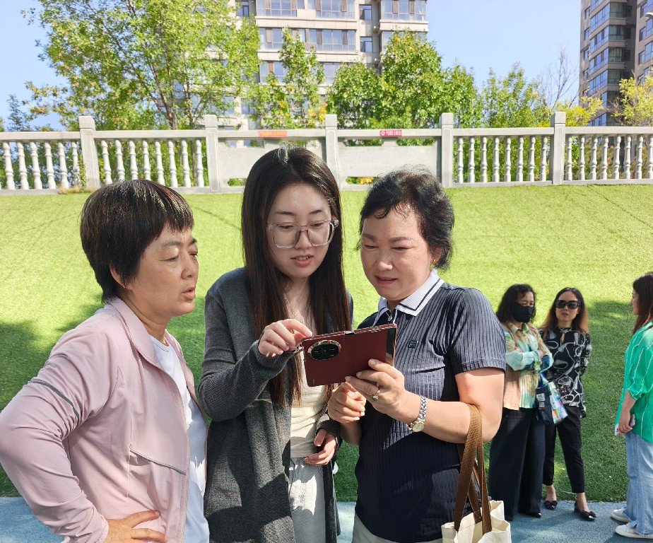府谷县老年大学手机摄影与短视频制作班开展秋季户外采风活动