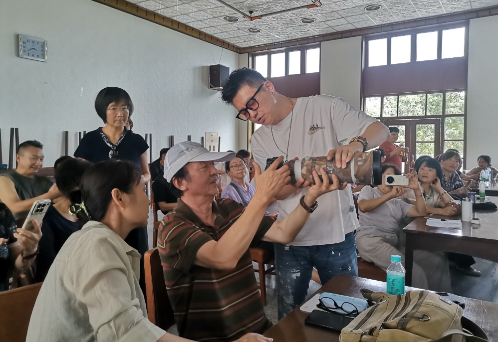 汉中老年大学与汉中市摄影家协会联合举行摄影公益讲座