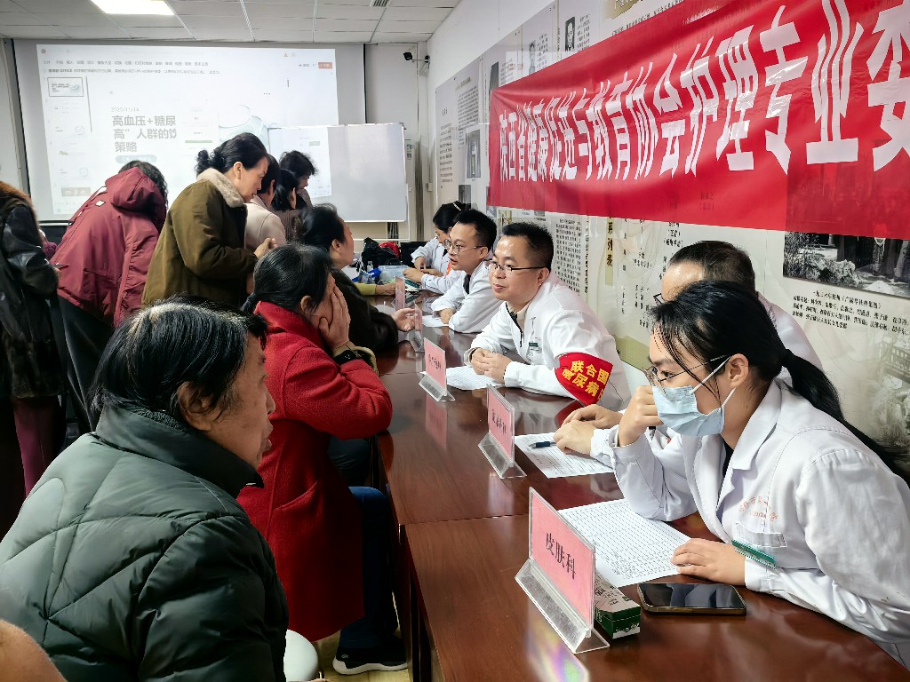 绥德县老年大学联合榆林市第一医院开展健康义诊活动