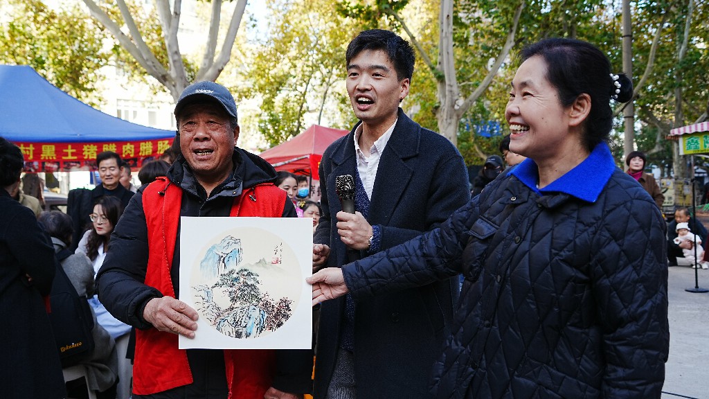 西安老年大学志愿者亮相社区幸福集市