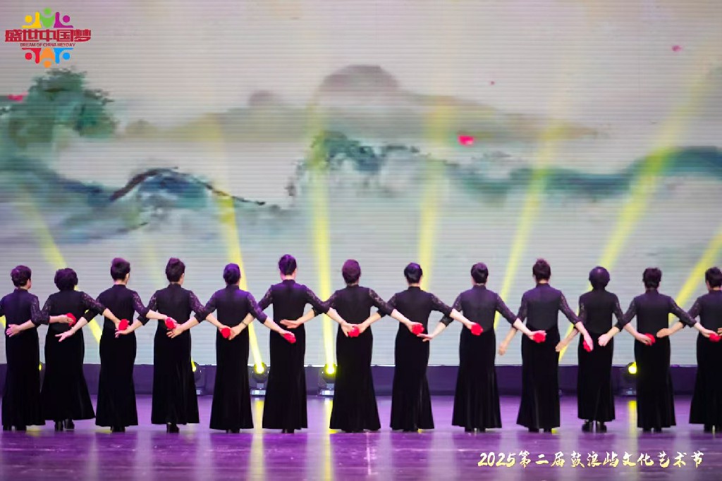 府谷县老年大学阳光社区旗袍形体班在第二届鼓浪屿文化艺术节荣获金奖