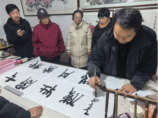 延安老年大学宜川分校书画班开展学习交流活动