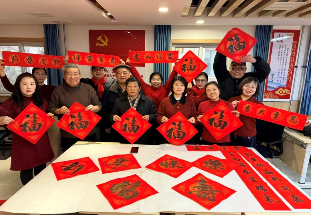 陕西老年大学深入机关社区农村义写春联