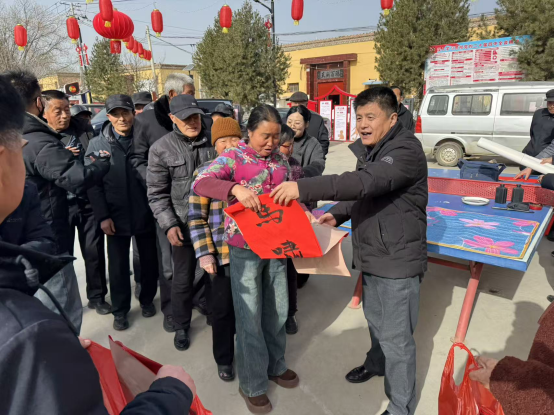 校社联动添暖意 新春喜乐共安康