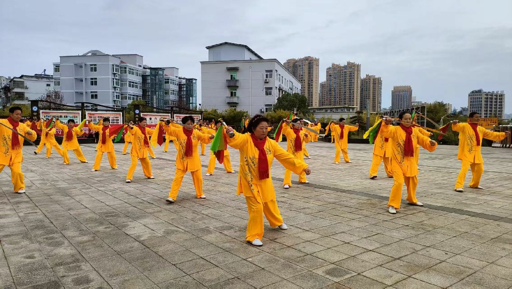 安康老年大学太极队成功举办庆“三八”暨世界太极拳日展演活动