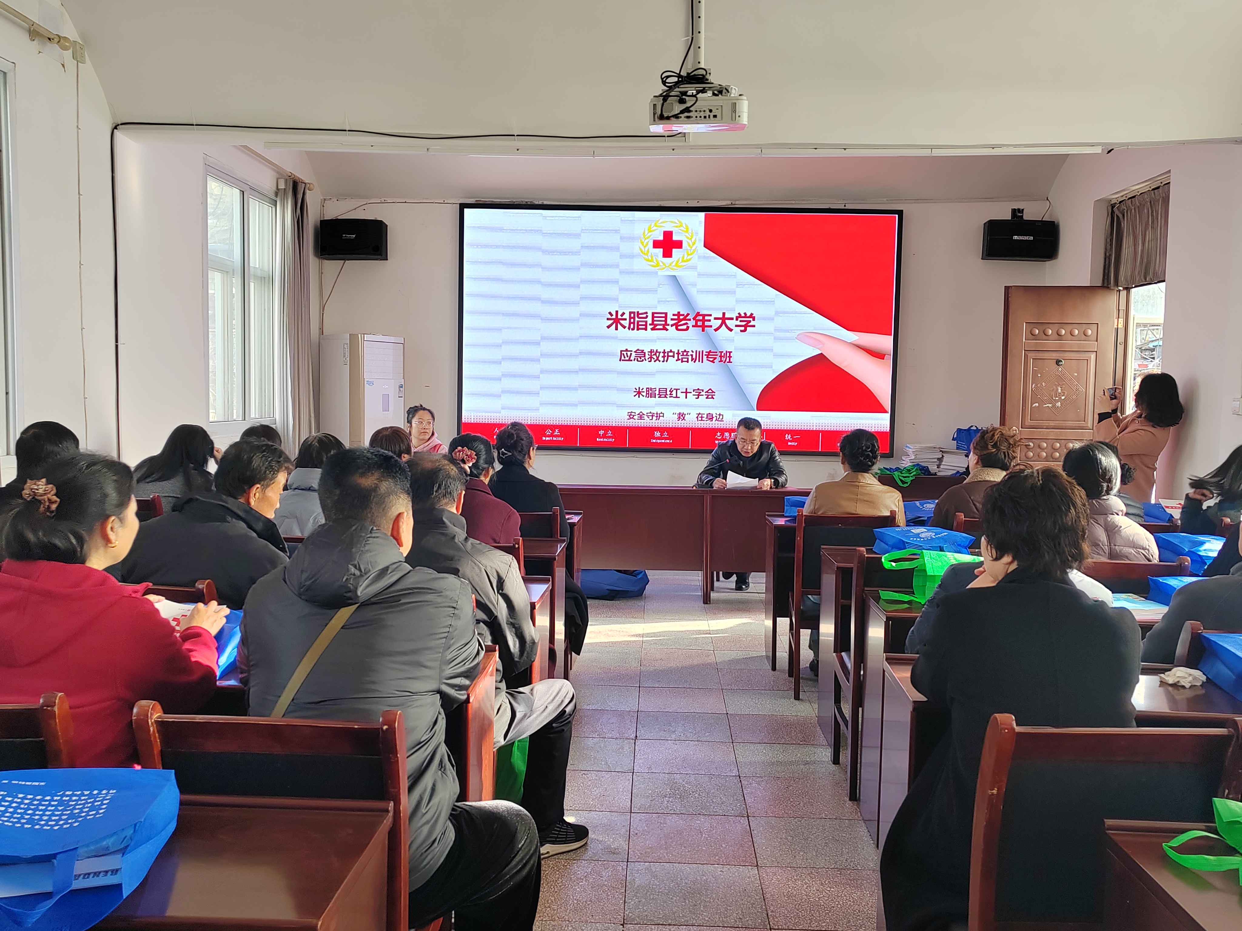 米脂县老年大学开展应急救护培训活动