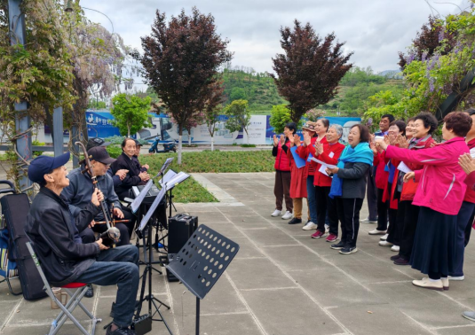 宁强县老年大学开展春游唱红歌主题活动