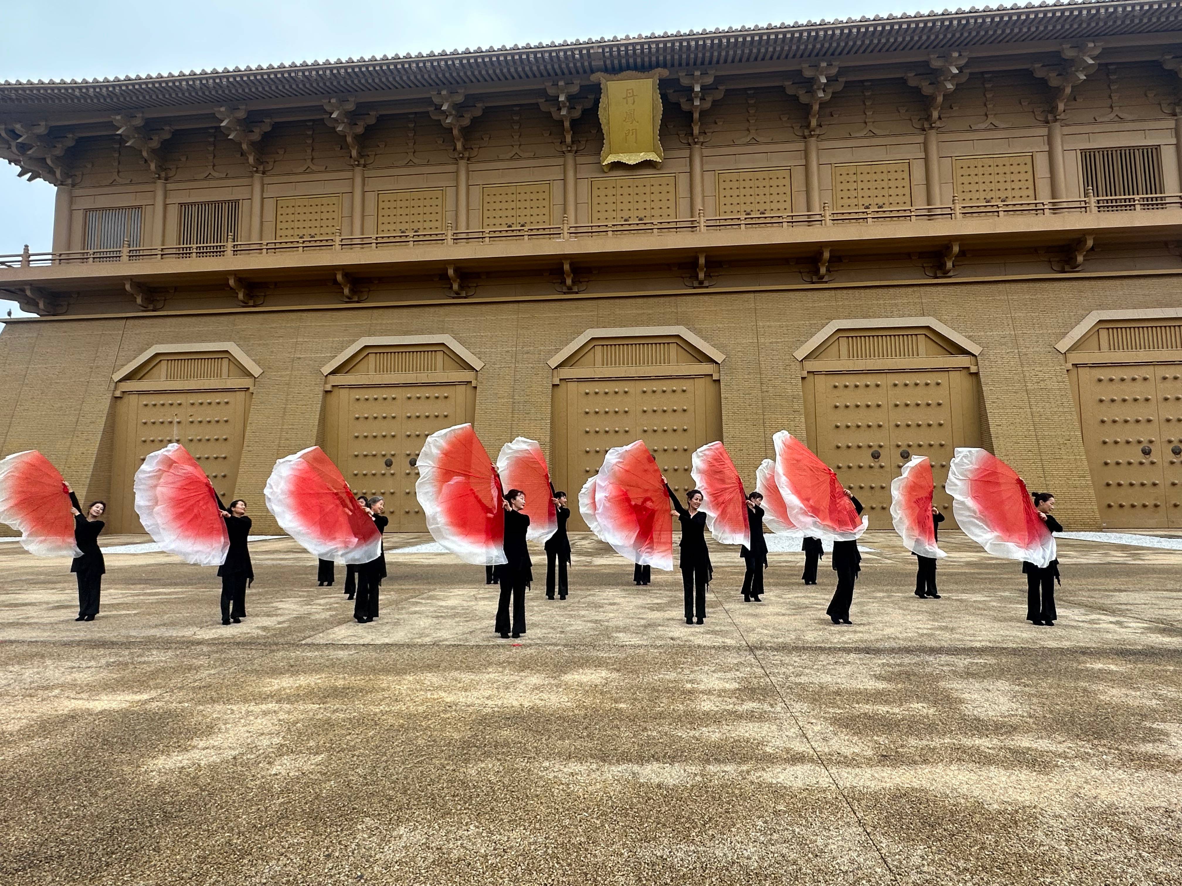 西安老年大学校外教学辅导站“灿烂阳光下” 舞蹈专场汇演在丹凤门广场举行