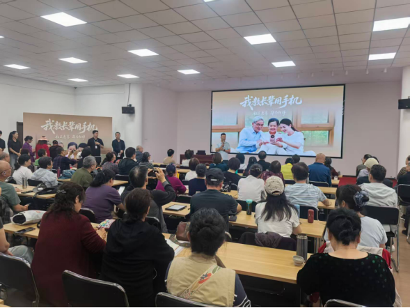 我校联合华为学堂开展“我教长辈用手机”公益培训活动